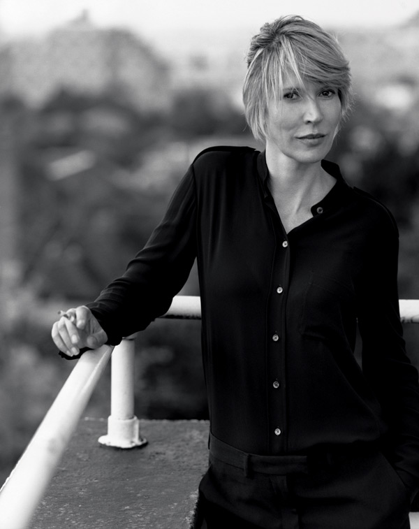 Julia was photographed on a lovely summer afternoon on the terrace of a nautical art deco villa in the Forest Hill district of southeast London, enjoying the area’s panoramic vistas. Julia is wearing a navy silk crêpe shirt with black collar and epaulettes by CÉLINE and black wool wide-leg trousers by MAISON MARTIN MARGIELA.