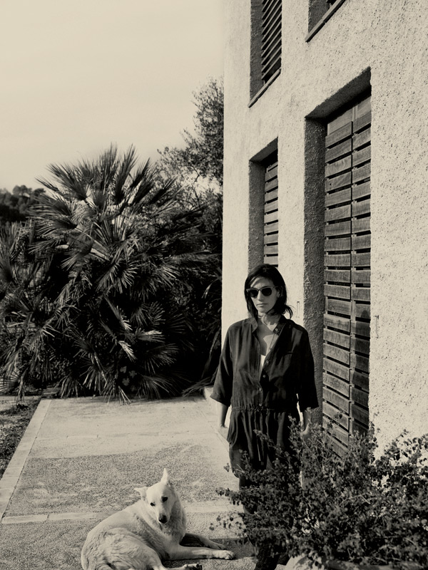 Here and in the next image, Sara wears a grey silk jumpsuit by FILIPPA K over a white T-shirt by COS, with a vintage gold necklace and RAY-BAN sunglasses.